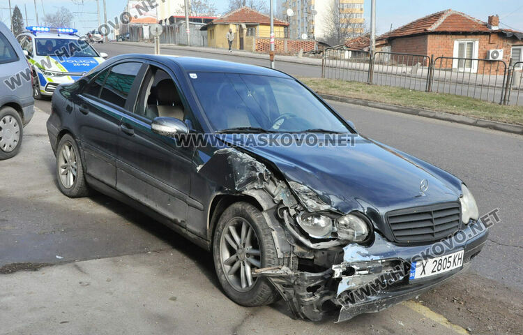 Водач на Мерцедес се заби в стълб в Хасково