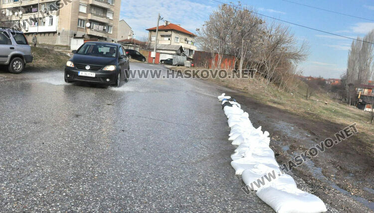 Бент, рязане на асфалт и нова тръба заради „гейзера“, наводняващ къщи и Сточна гара в Хасково