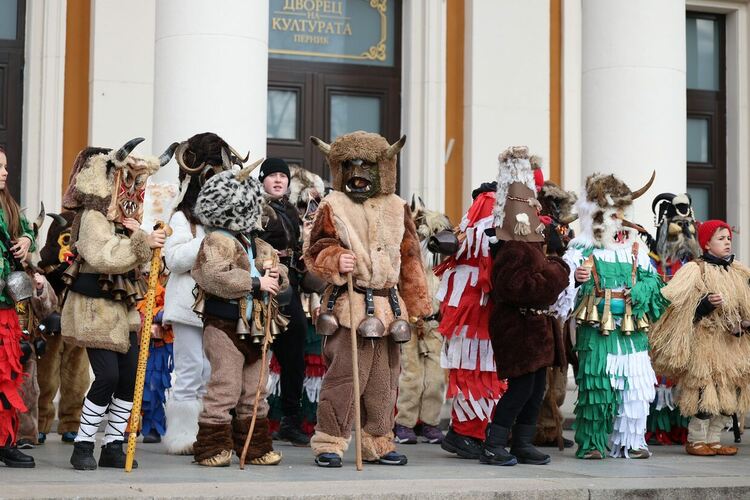 Първият фестивален ден на XXXI МФМИ „Сурва“ 2025 започна с празнично настроение и цветове