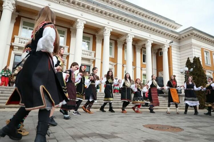 Първият фестивален ден на XXXI МФМИ „Сурва“ 2025 започна с празнично настроение и цветове