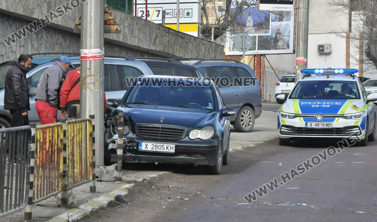 Водач на Мерцедес се заби в стълб в Хасково