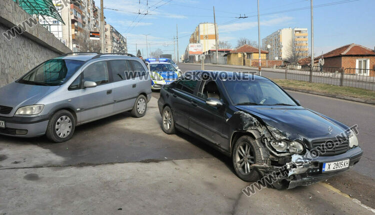 Водач на Мерцедес се заби в стълб в Хасково
