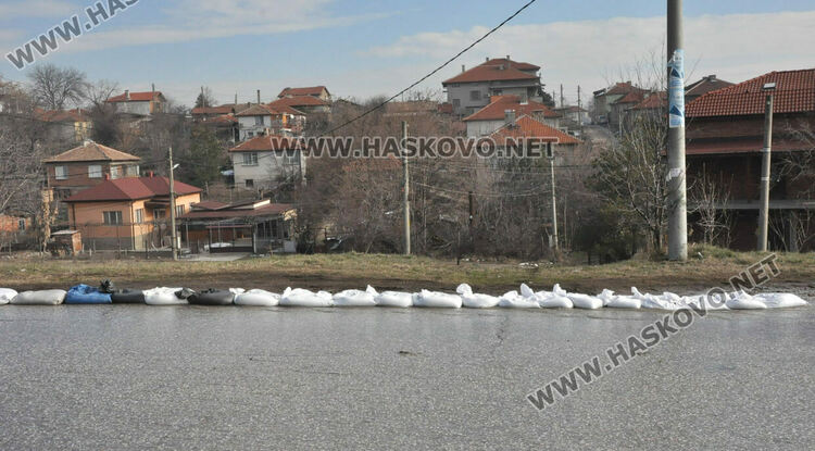 Бент, рязане на асфалт и нова тръба заради „гейзера“, наводняващ къщи и Сточна гара в Хасково