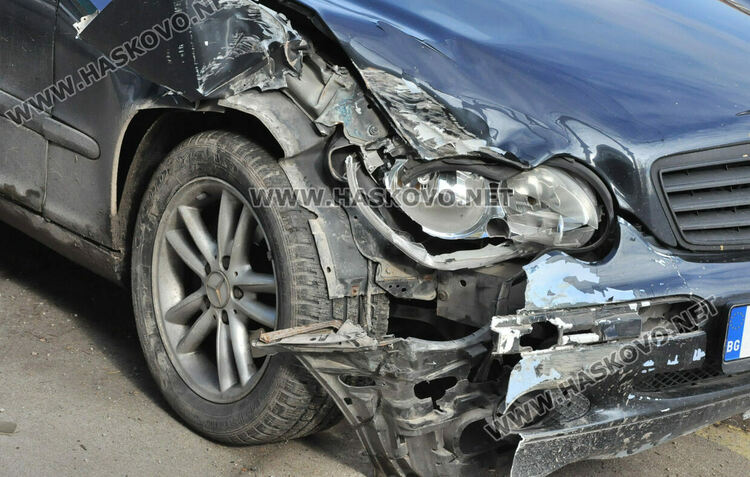 Водач на Мерцедес се заби в стълб в Хасково