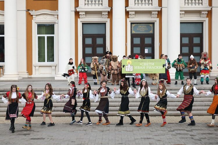 Първият фестивален ден на XXXI МФМИ „Сурва“ 2025 започна с празнично настроение и цветове