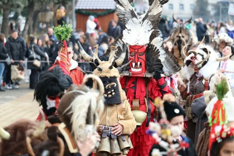 Първият фестивален ден на XXXI МФМИ „Сурва“ 2025 започна с празнично настроение и цветове