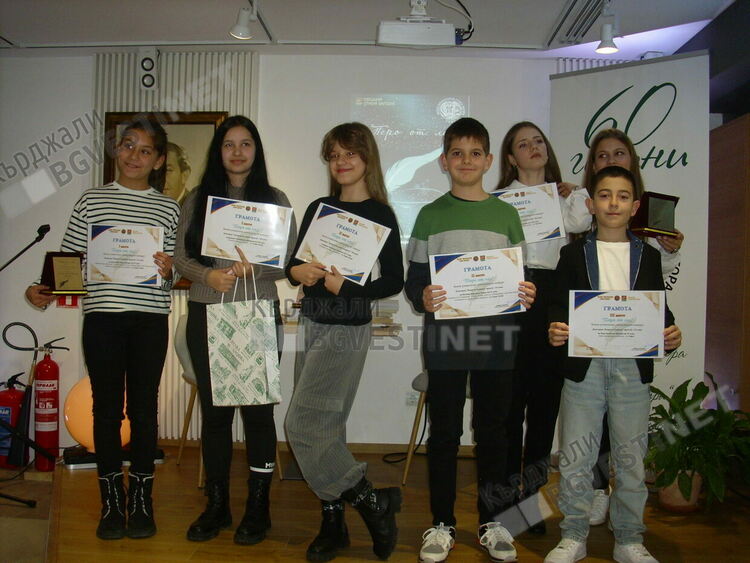 Четвъртокласниците от Кърджали Елиф и Озан с литературен приз от конкурса „Перо от лед“