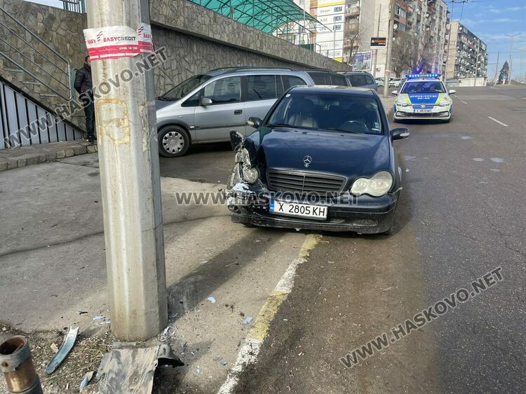 Водач на Мерцедес се заби в стълб в Хасково
