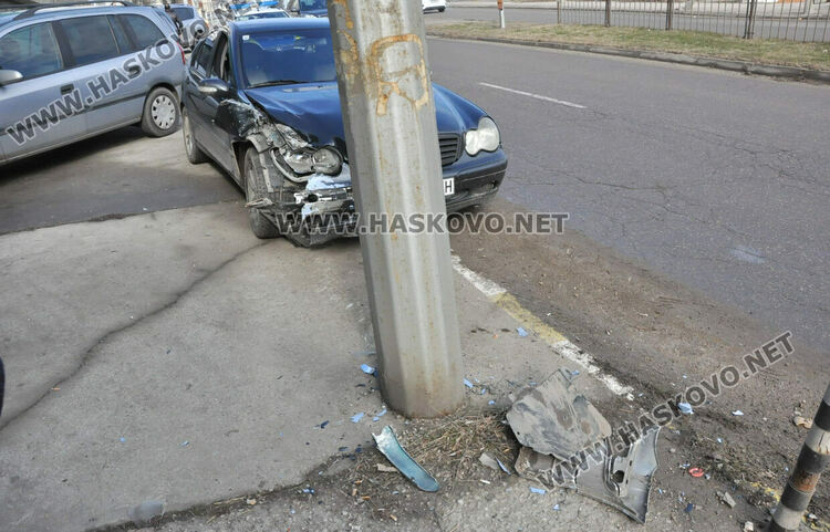 Водач на Мерцедес се заби в стълб в Хасково