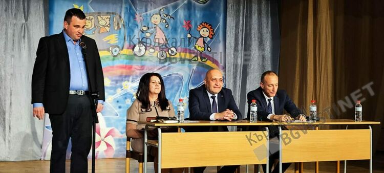 Ще следваме политиката възнагражденията на учителите да са 125% от средната работна заплата за страната, каза министър Красимир Вълчев в Кърджали