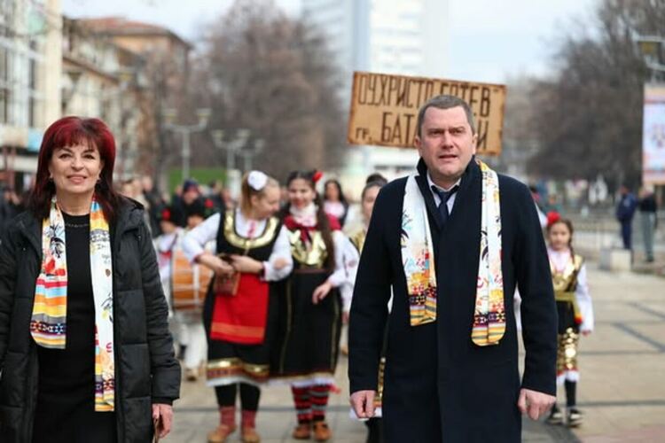 Първият фестивален ден на XXXI МФМИ „Сурва“ 2025 започна с празнично настроение и цветове