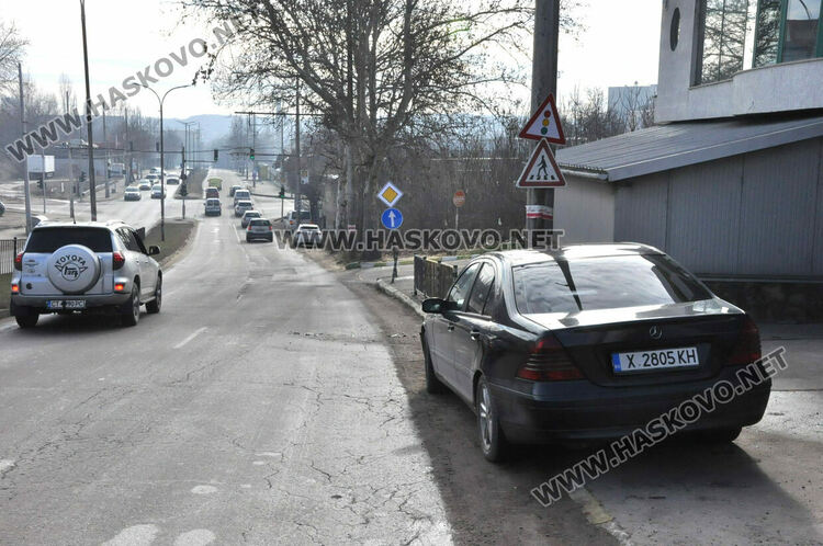 Водач на Мерцедес се заби в стълб в Хасково