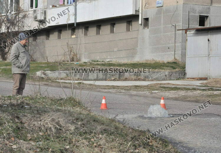 Бент, рязане на асфалт и нова тръба заради „гейзера“, наводняващ къщи и Сточна гара в Хасково