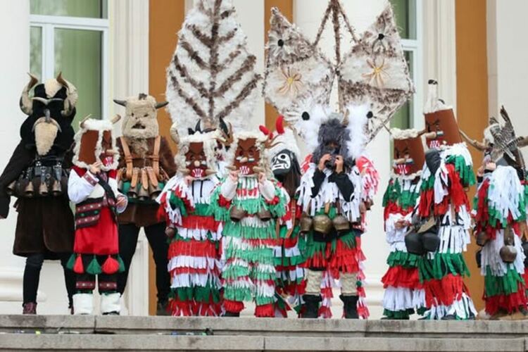 Първият фестивален ден на XXXI МФМИ „Сурва“ 2025 започна с празнично настроение и цветове