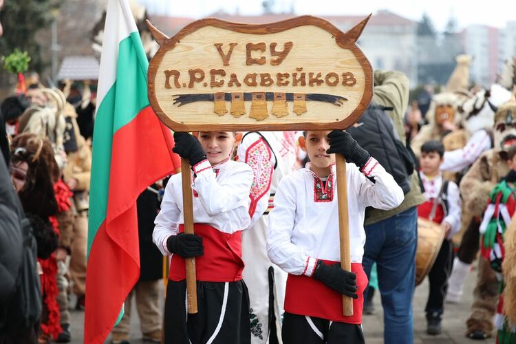 Първият фестивален ден на XXXI МФМИ „Сурва“ 2025 започна с празнично настроение и цветове