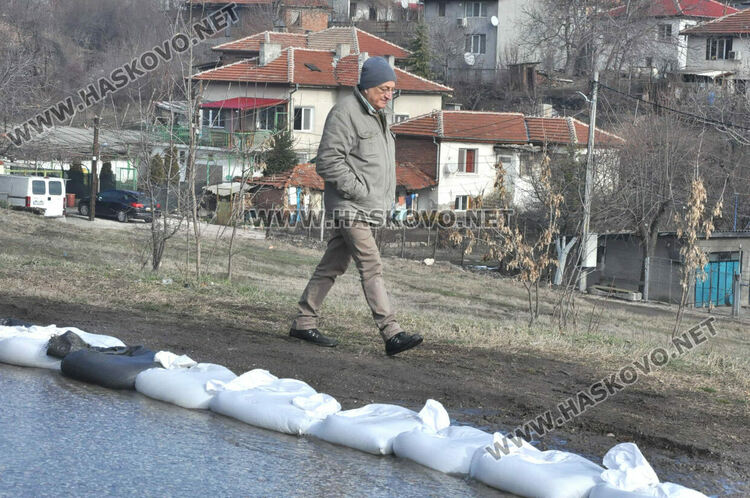 Бент, рязане на асфалт и нова тръба заради „гейзера“, наводняващ къщи и Сточна гара в Хасково