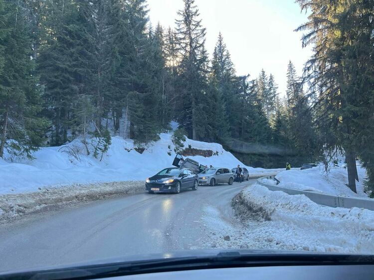 Шофьор е починал зад волана, докато е шофирал през прохода Превала