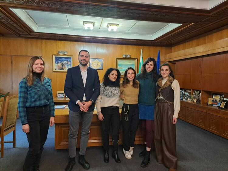 Гости на младежкия център от Италия споделят опит в създаването на иновативни проекти