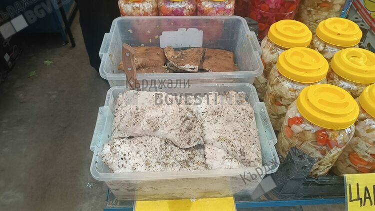 Носталгия! Изселници си купуват от Пазара в Кърджали домашна сланина в разрез с мюсюлманската традиция