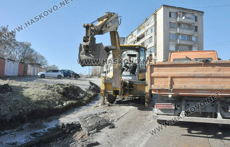Започна реконструкцията на запушения канал, образувал гейзер в Хасково