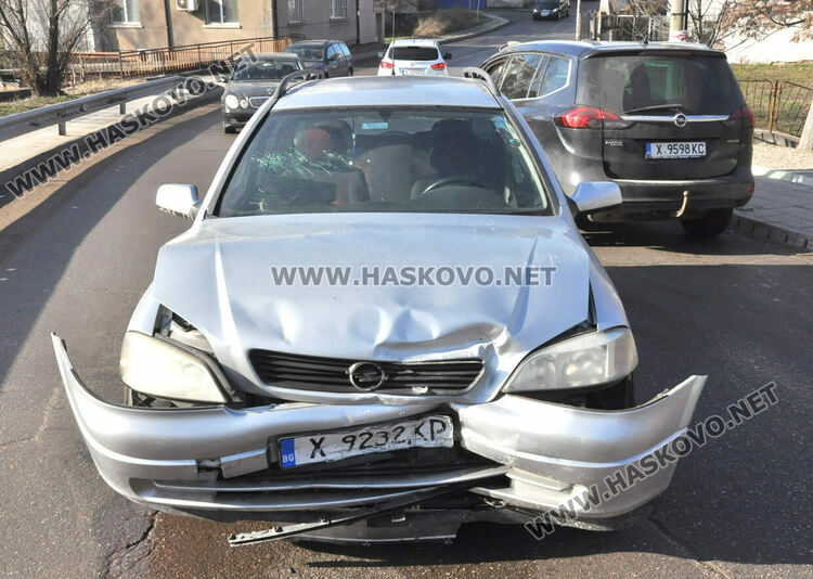 Водач на „Фолксвген“ се заби в „Опел“ на мокър и хлъзгав асфалт на ул. „Дунав“