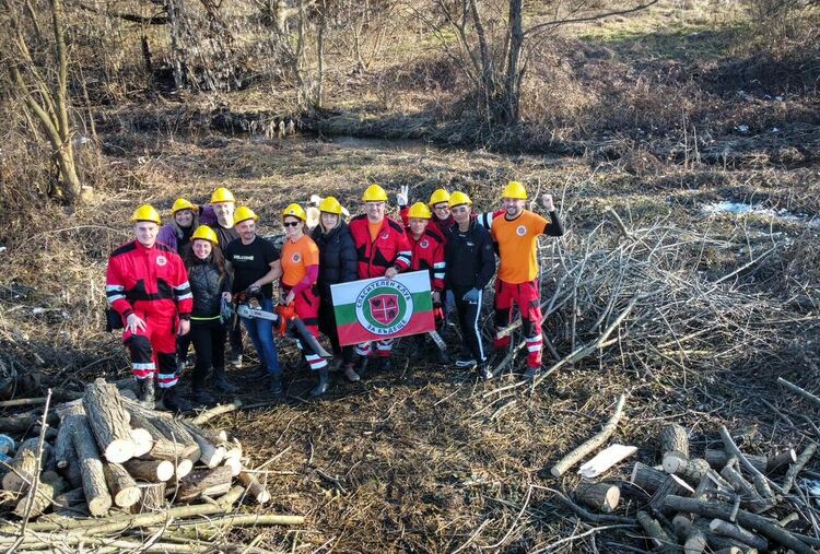 Доброволци чистиха коритото на реката в Книжовник