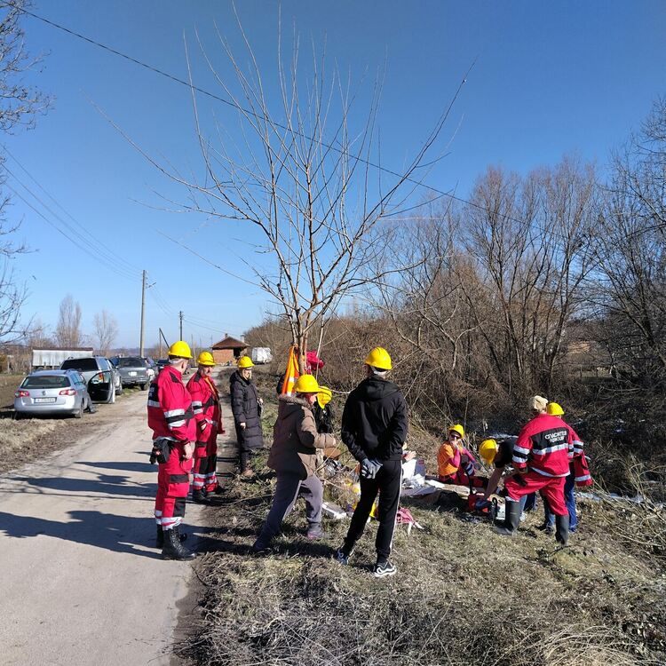 Доброволци чистиха коритото на реката в Книжовник