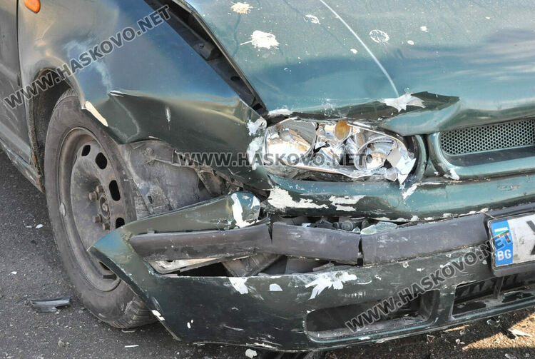 Водач на „Фолксвген“ се заби в „Опел“ на мокър и хлъзгав асфалт на ул. „Дунав“