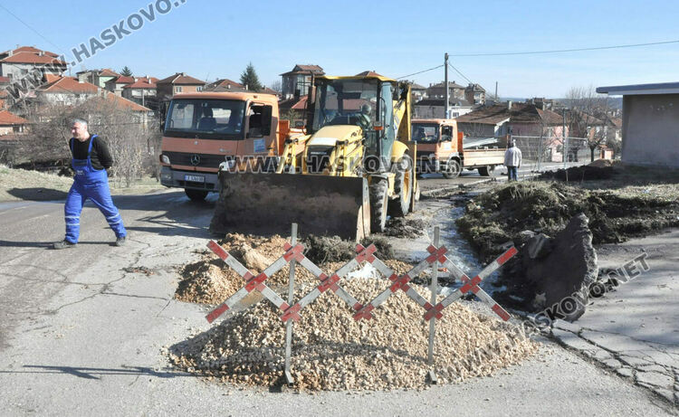 Започна реконструкцията на запушения канал, образувал гейзер в Хасково