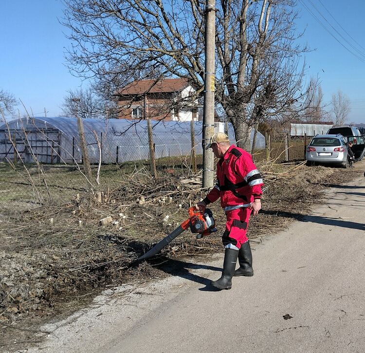 Доброволци чистиха коритото на реката в Книжовник