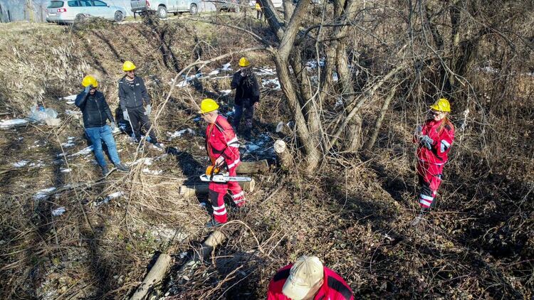 Доброволци чистиха коритото на реката в Книжовник