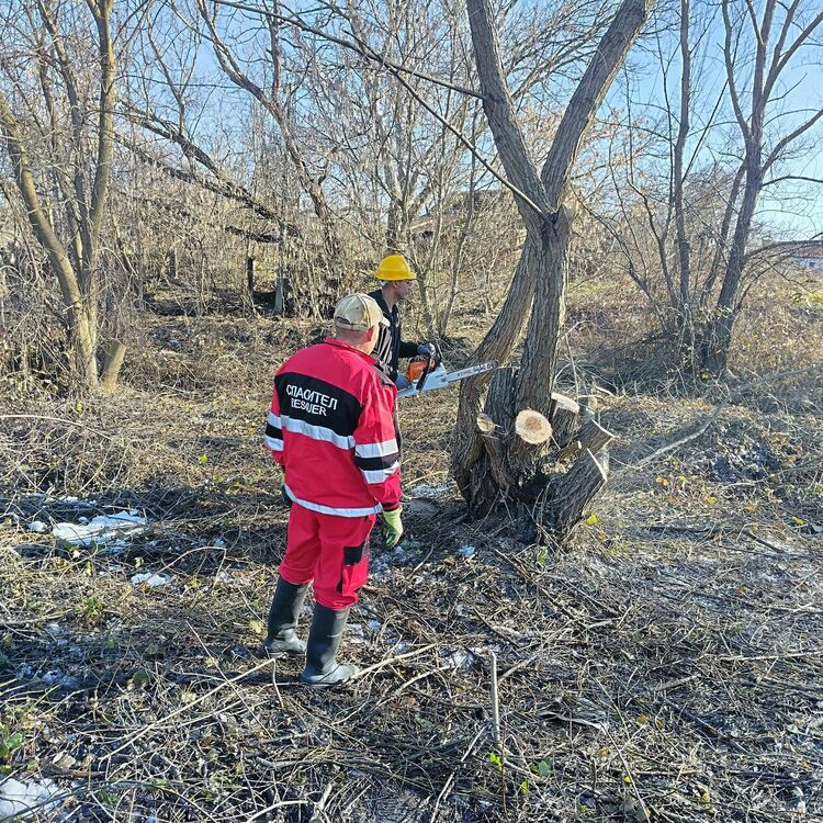 Доброволци чистиха коритото на реката в Книжовник