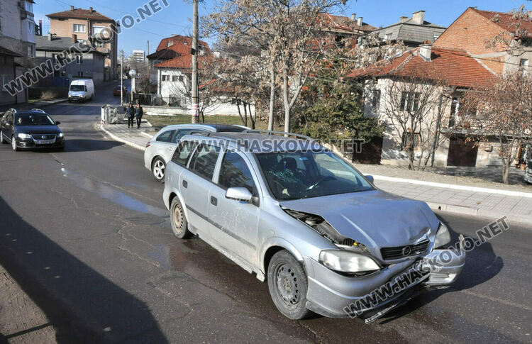 Водач на „Фолксвген“ се заби в „Опел“ на мокър и хлъзгав асфалт на ул. „Дунав“