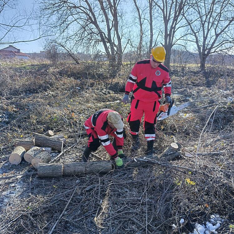 Доброволци чистиха коритото на реката в Книжовник
