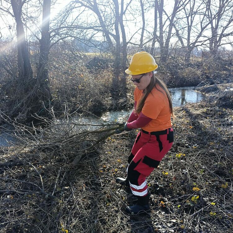 Доброволци чистиха коритото на реката в Книжовник