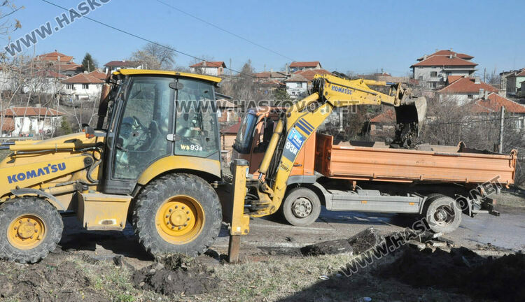 Започна реконструкцията на запушения канал, образувал гейзер в Хасково