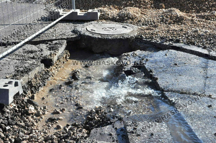 Започна реконструкцията на запушения канал, образувал гейзер в Хасково