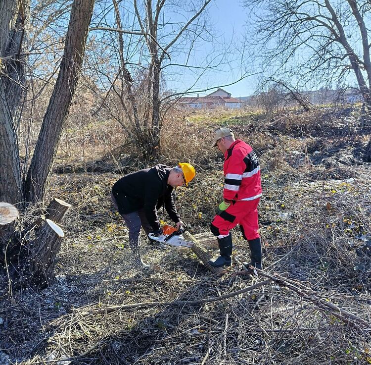 Доброволци чистиха коритото на реката в Книжовник