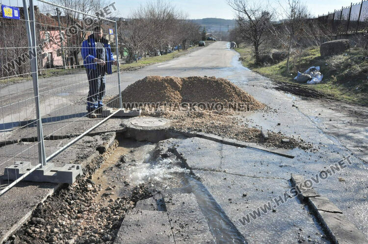 Започна реконструкцията на запушения канал, образувал гейзер в Хасково