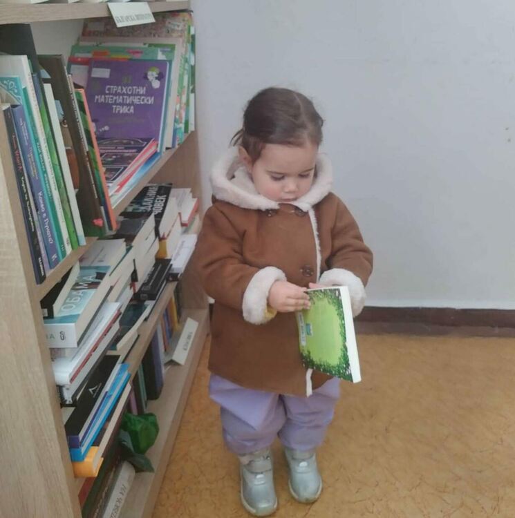 „Елена на две години и половина – най-малкият читател в Регионална библиотека Смолян