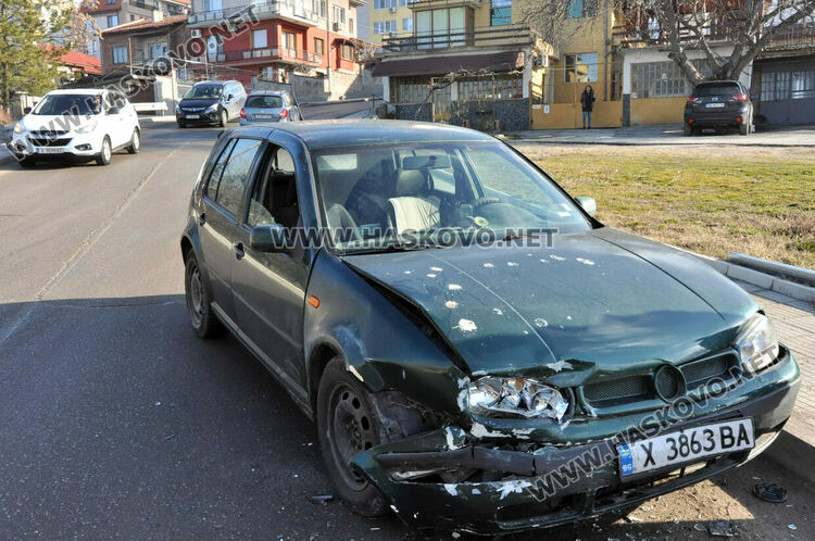 Водач на „Фолксвген“ се заби в „Опел“ на мокър и хлъзгав асфалт на ул. „Дунав“