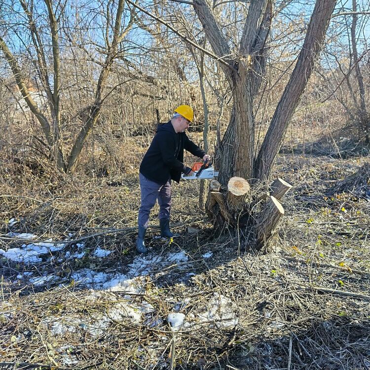 Доброволци чистиха коритото на реката в Книжовник