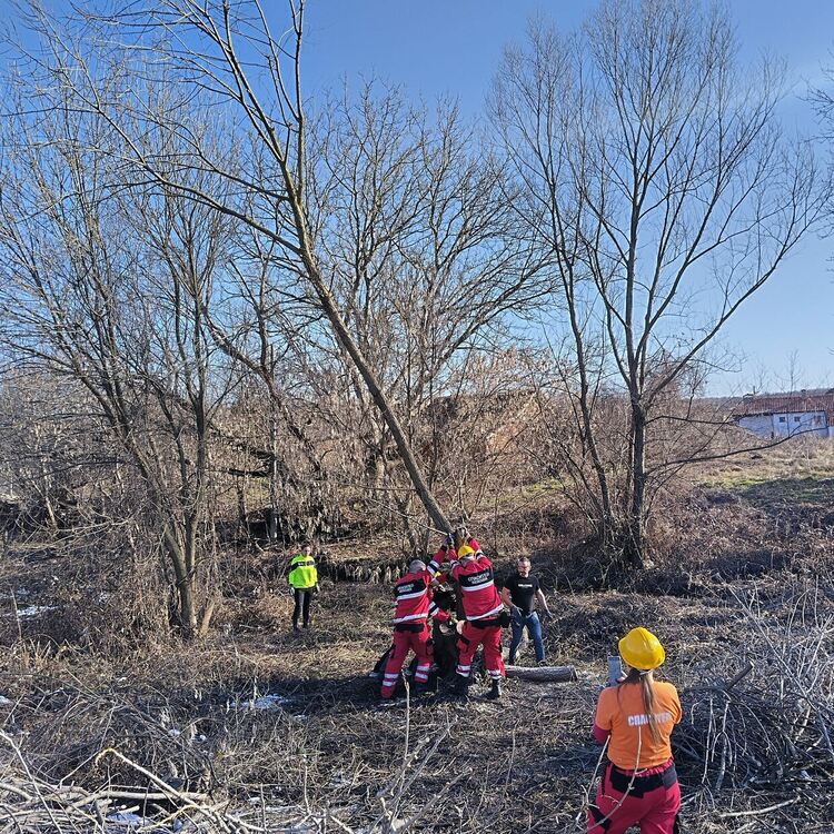 Доброволци чистиха коритото на реката в Книжовник