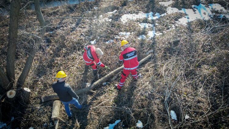 Доброволци чистиха коритото на реката в Книжовник