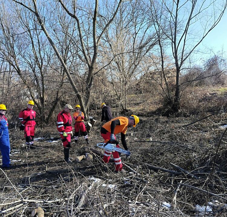 Доброволци чистиха коритото на реката в Книжовник