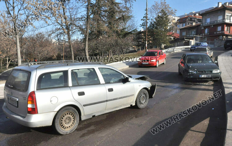 Водач на „Фолксвген“ се заби в „Опел“ на мокър и хлъзгав асфалт на ул. „Дунав“