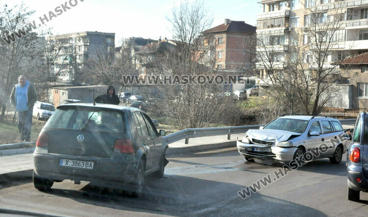 Водач на „Фолксвген“ се заби в „Опел“ на мокър и хлъзгав асфалт на ул. „Дунав“