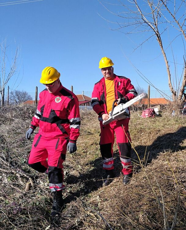 Доброволци чистиха коритото на реката в Книжовник