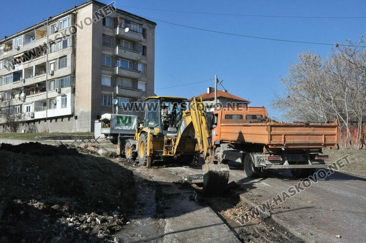 Започна реконструкцията на запушения канал, образувал гейзер в Хасково
