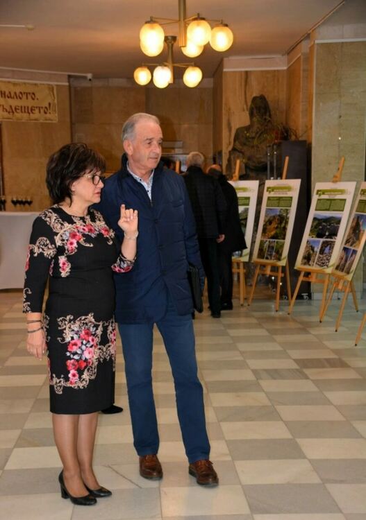 Представиха книгата "Площад Родопа планина" на Цвета Караянчева в Асеновград